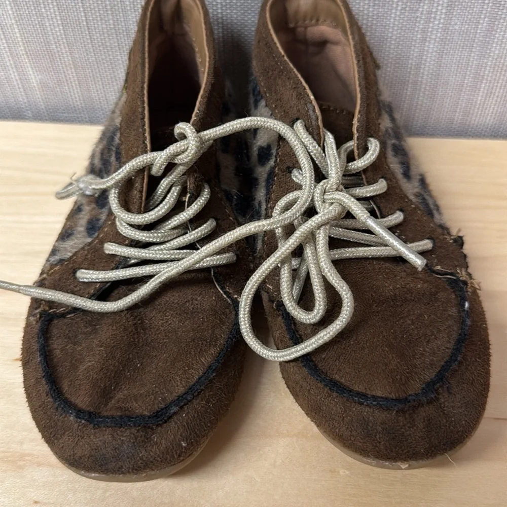 OshKosh‎ Brown suede Leopard animal print lace up moccasin Shoes size 9